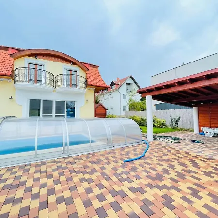 Golden Bridge Deluxe - 4br, Terrace, Bar, Privat Pool, Grill, Pet Friendly * Balatonfured