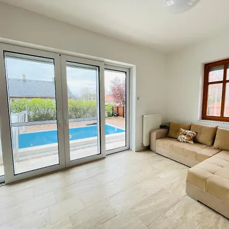 Villa Golden Bridge Deluxe - 4br, Terrace, Bar, Privat Pool, Grill, Pet Friendly Balatonfured