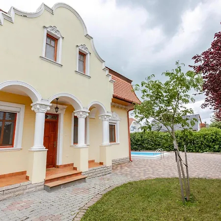 Golden Bridge Deluxe - 4br, Terrace, Bar, Privat Pool, Grill, Pet Friendly Villa Balatonfüred